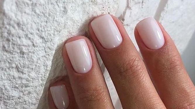 Milky nails, la manicura blanca y efecto moreno más en tendencia del verano.