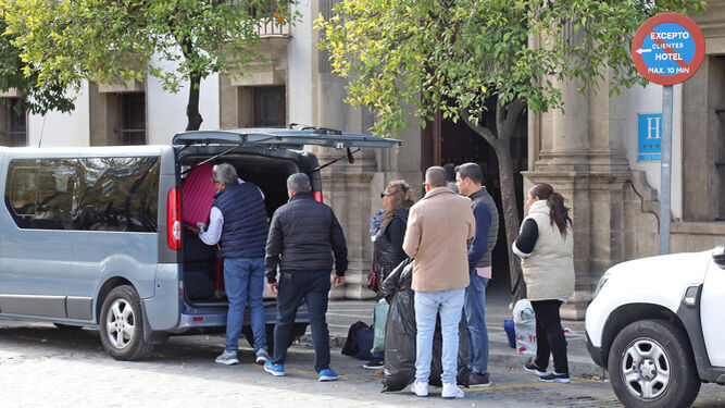 Turistas a su salida de un hotel del centro de Jerez