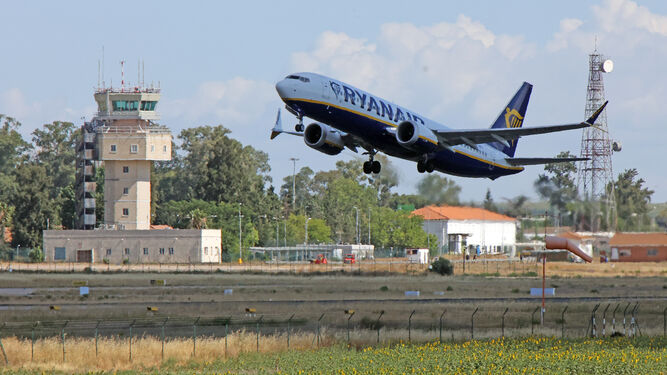 Un avión de Ryanair despegando del Aeropuerto de Jerez