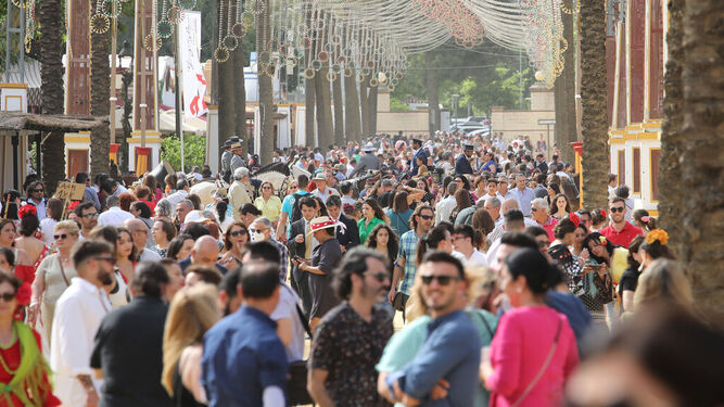 Las calles del recinto ferial con gran afluencia y algunos caballistas durante la última edición de la Feria del Caballo