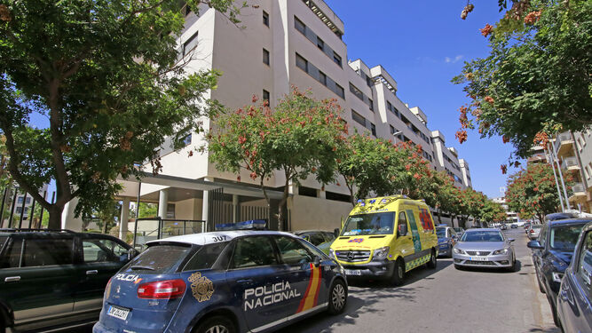 Un vehículo de la Policía Nacional en una zona residencial de Jerez