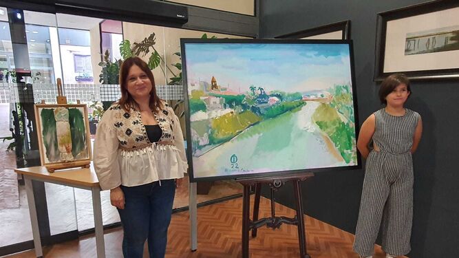 La delegada municipal de Cultura, Susana Rivas, junto a la joven artista y su cuadro.
