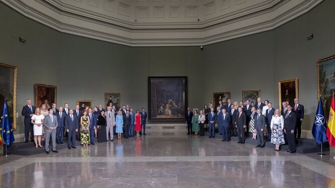Los líderes de la OTAN y la UE, frente a 'Las meninas' en el Museo del Prado.
