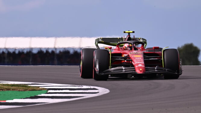 Carlos Sainz ha marcado el mejor crono del viernes en Silverstone.