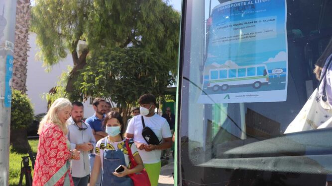 Un autobús del nuevo servicio a la costa de Cádiz en Paterna.