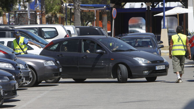 Vigilantes de los estacionamientos de La Barrosa, en una imagen de archivo.