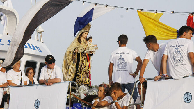 La Virgen Marinera de El Puerto, a bordo de un pesquero.