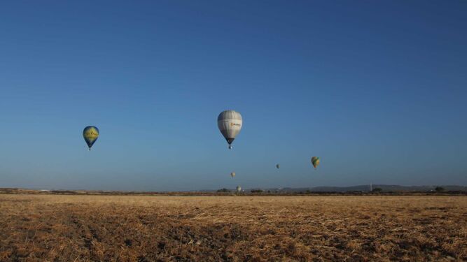 Una imagen de los globos aerostáticos sobrevolando los campos de la provincia.