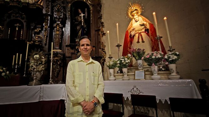 Ernesto Romero del Castillo ante María Santísima de la Esperanza.