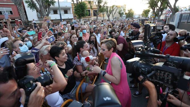 Centenares de personas acudieron al evento en Chipiona para arropar a la familia.