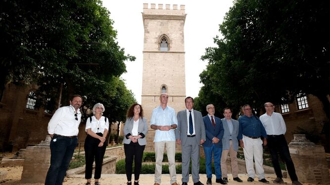 El alcalde y el resto de autoridades ante la torre restaurada.