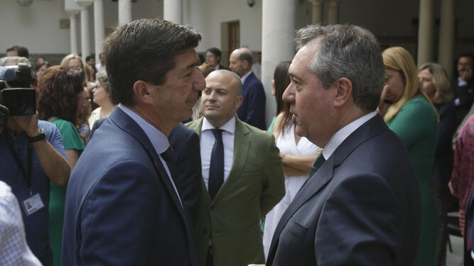 Juan Espadas habla con Juan Marín en el Parlamento de Andalucía.
