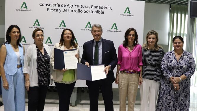 Carmen Crespo y César Saldaña junto a responsables de la Consejería de Agricultura y el CADO.