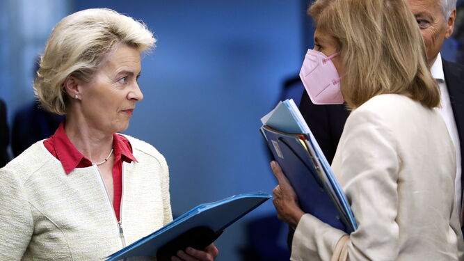 La presidenta de la Comisión Europea, Ursula von der Leyen, conversa en Estrasburgo con la comisaria de Sanidad, Stella Kyriakides.