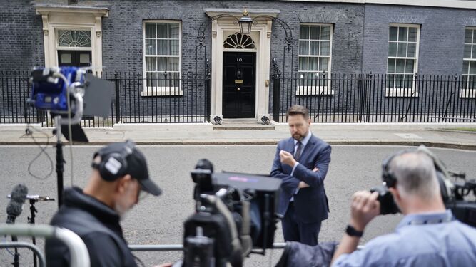 Periodistas y cámaras en en el número 10 de Downing Street en Londres.