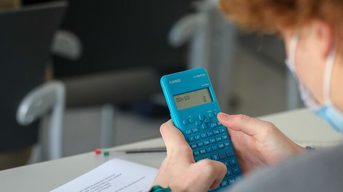 Un alumno, con una calculadora científica durante un examen