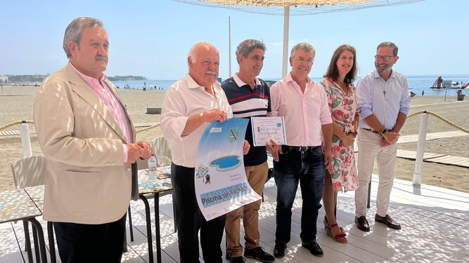 El consejero de Salud y Familias, Jesús Aguirre, entrega las acreditaciones de las playas y piscinas de Málaga