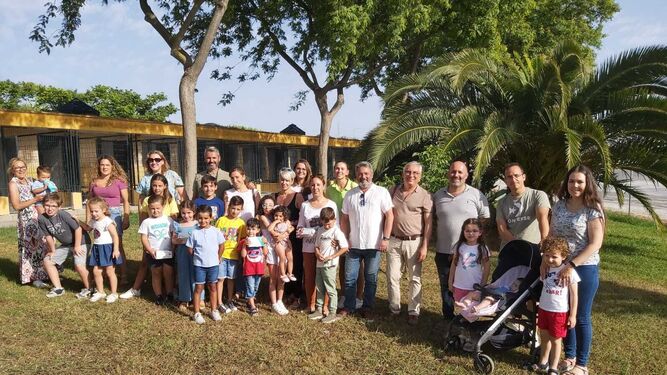 Alumnos y profesores del colegio San José, junto a sus familiares y Rubén Pérez, en su visita al Centro de Protección Animal