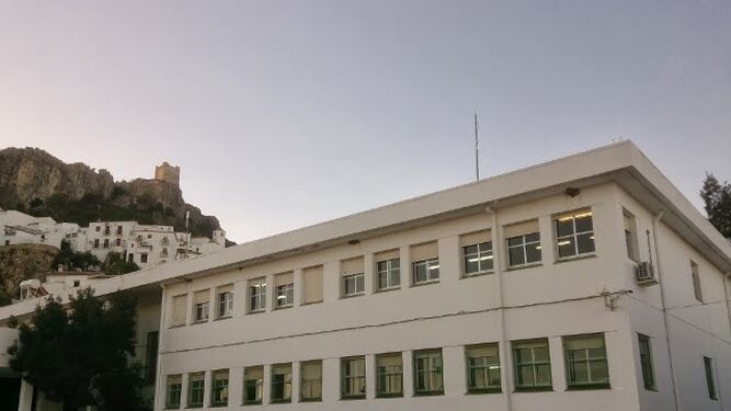 La fachada del colegio Fernando Hue, de Zahara de la Sierra.