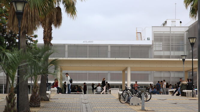 Vista panorámica del aulario y patio de Campus  de Jerez .