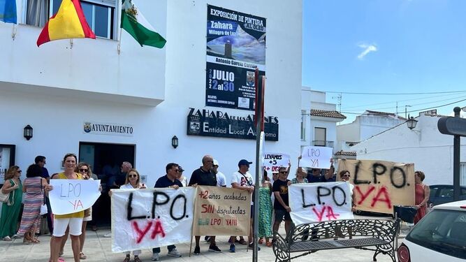 Protesta de los propietarios de la promoción Palacio de Pilas, en Zahara.