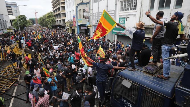 Manifestantes protestan contra el Gobierno de Sri Lanka.