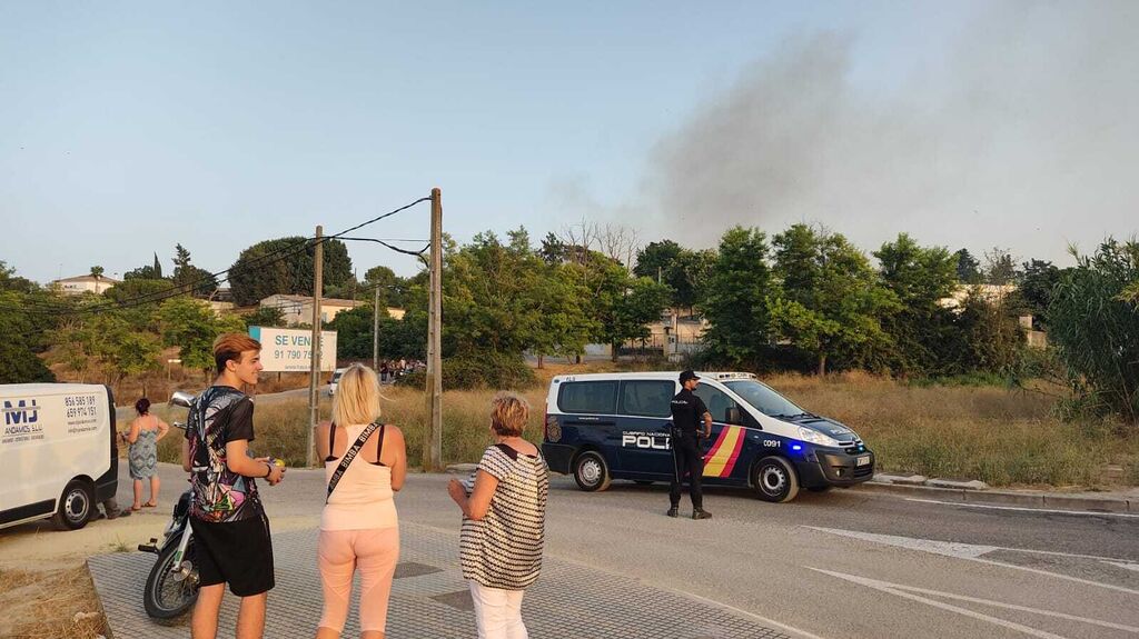 Incendio en Jerez: desalojos por precauci&oacute;n en el Serrallo y La Teja