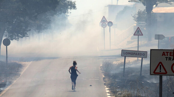 Las llamas y el humo en las inmediaciones de la barriada rural de Lomopardo.