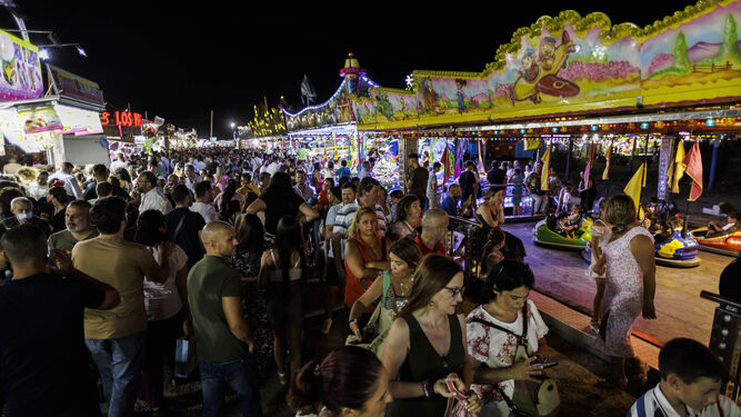 Numerosas personas en la zona de atracciones de la Feria del Carmen, el primer día.
