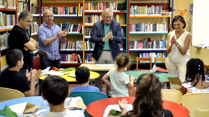 Francisco Camas, aplaudiendo a los menores participantes en el taller ‘Historia del libro’.