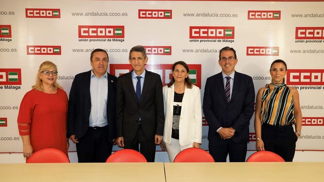 Dirigentes de la Fundación Bancaria Unicaja y de CCOO en Málaga posan para la fotografía.