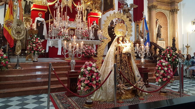 La Virgen del Carmen Coronada, colocada ante el altar mayor para la función principal.