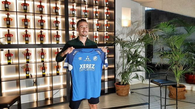 Fabian Burdenski posa con la camiseta del Xerez DFC en González Byass.