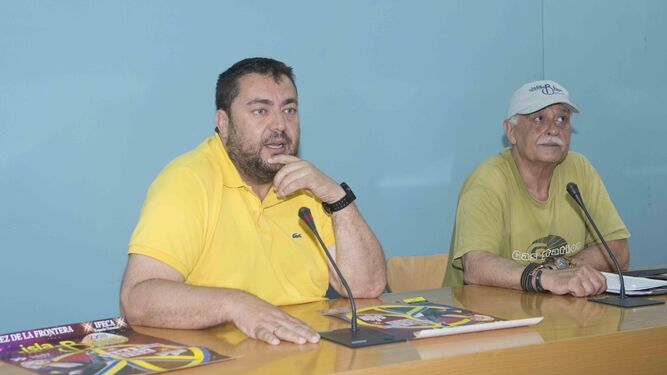 Jaime Armario, diputado de Desarrollo de la Ciudadanía, y José Peinado, promotor, en la presentación del cartel de La Isla del Blues.