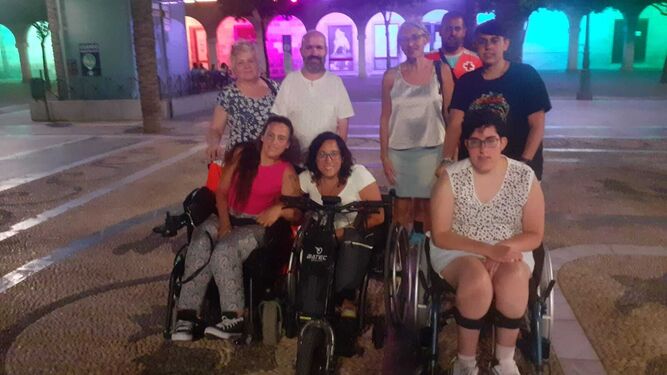 Personas de la asociación AMAEB de Málaga de espina bífida, el pasado sábado en Jerez.
