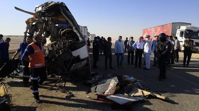 Decenas de muertos al chocar un autobús con un camión en El Cairo