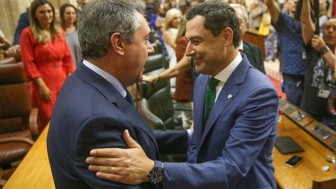 Juan Espadas felicita a Juanma Moreno tras su reelección como presidente de la Junta de Andalucía.