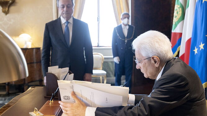 Sergio Mattarella firma la disolución del Parlamento en presencia de Mario Draghi.