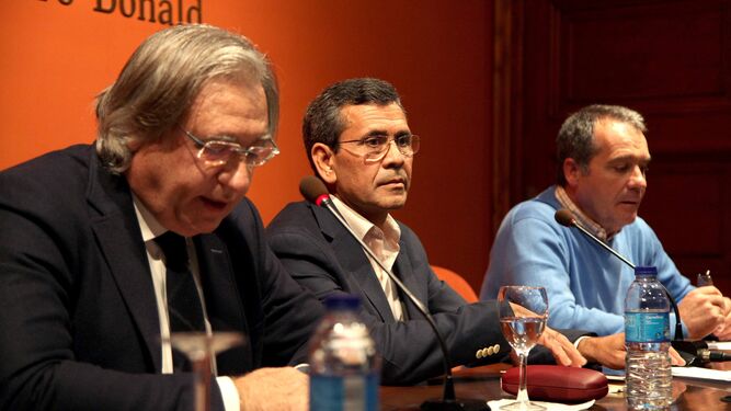 Antonio Apresa , en el centro, junto a Paco Camas y Pedro Sevilla en una presentación en la Fundación Caballero Bonald.