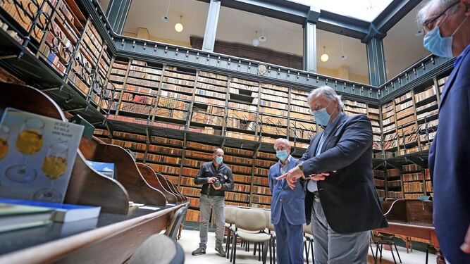 El delegado Francisco Camas, en una visita al Archivo y Biblioteca Municipal, en 2020.
