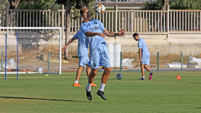 Simeone controla el balón con el pecho en un entrenamiento.