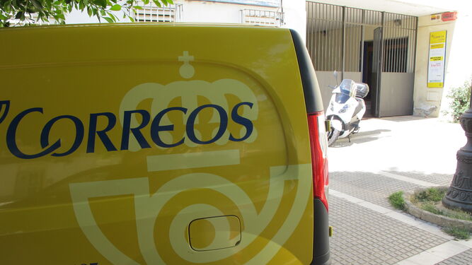 Una furgoneta de reparto de Correos ante una de las sedes de la empresa.
