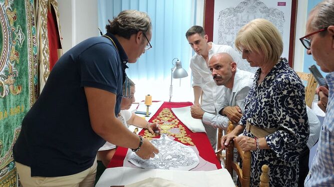 El PP,  en la visita al taller del bordador y creador jerezano Fernando Calderón.