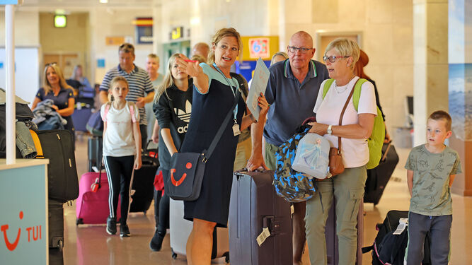 Una empleada de Tui atiende a viajeros recién llegados al Aeropuerto de Jerez.