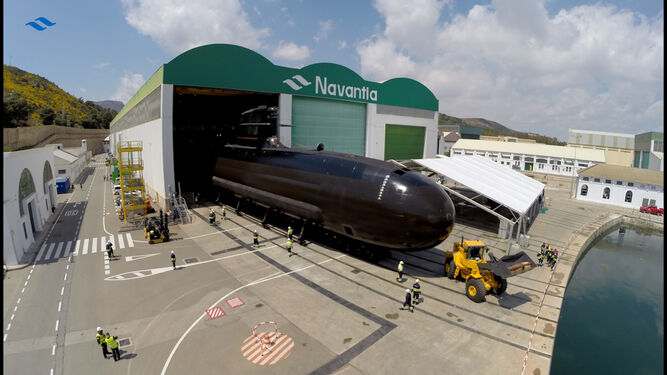 El S-81 sale del taller del astillero de Navantia Cartagena, antes de su puesta a flote.