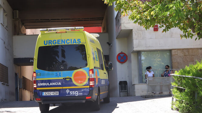 Una ambulancia de Urgencias a su llegada al centro hospitalario de Jerez