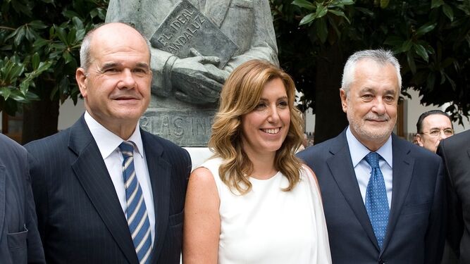 Manuel Chaves y José Antonio Griñán junto a Susana Díaz el día de su investidura como presidenta de la Junta.
