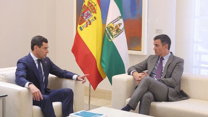 El presidente del Gobierno, Pedro Sánchez (d), y el presidente de la Junta de Andalucía, Juanma Moreno Bonilla (i), durante una reunión en el Palacio de La Moncloa.