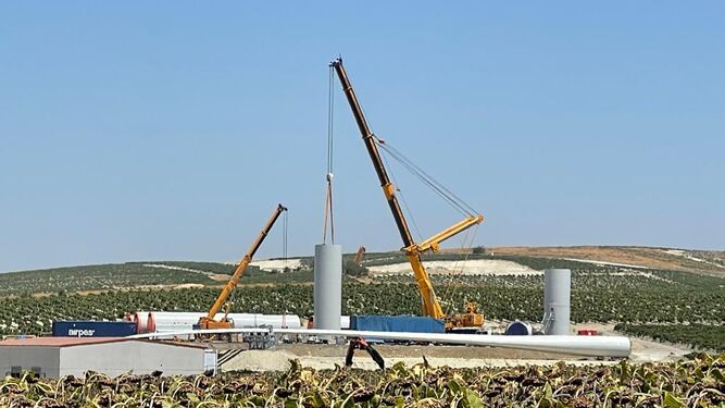Inicio de la instalación de uno de los aerogeneradores del parque eólico El Barroso.