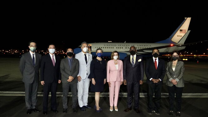 Nancy Pelosi, presidenta de la Cámara de Representantes de EEU, junto al ministro de Exteriores de Taiwán,  Joseph Wu, junto a otros funcionarios, a su llegada a Taiwán.
